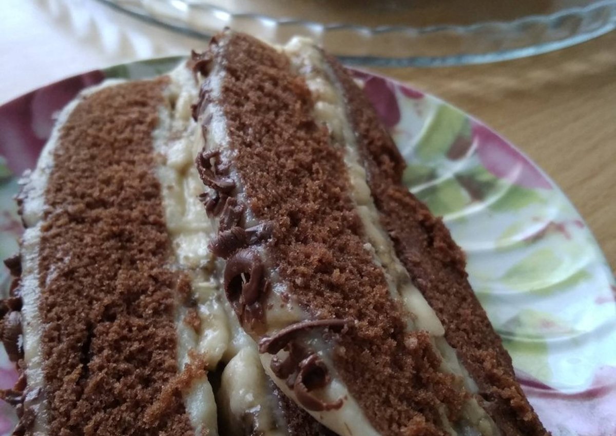 Украсить торт бананом и шоколадом