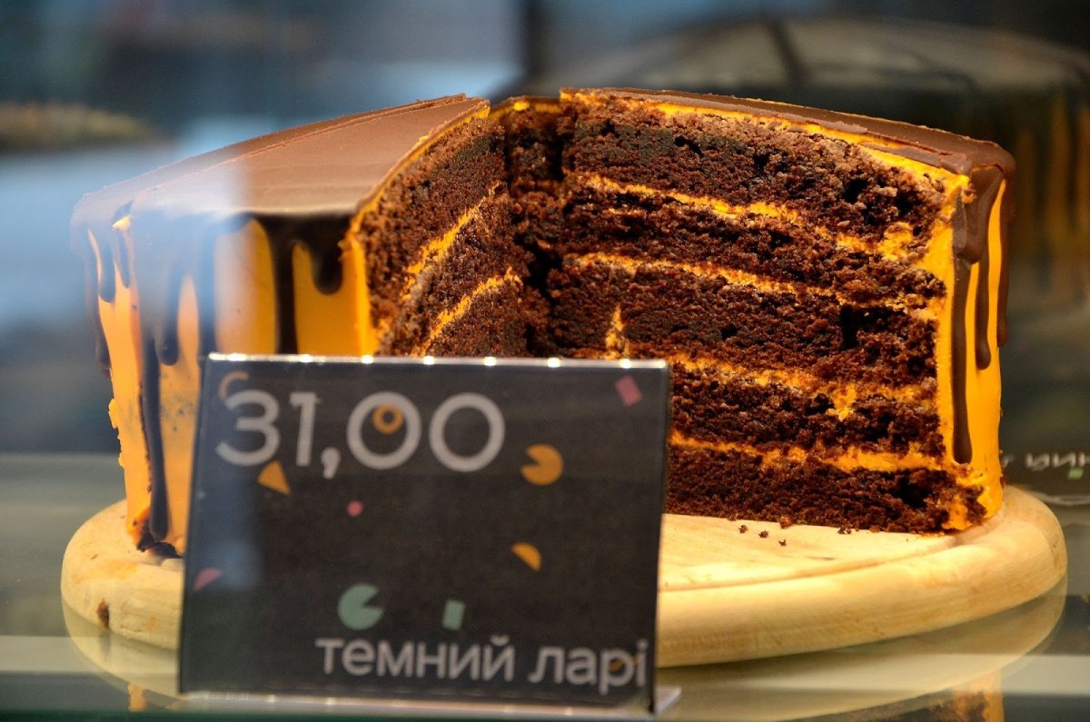 Торт с темными коржами