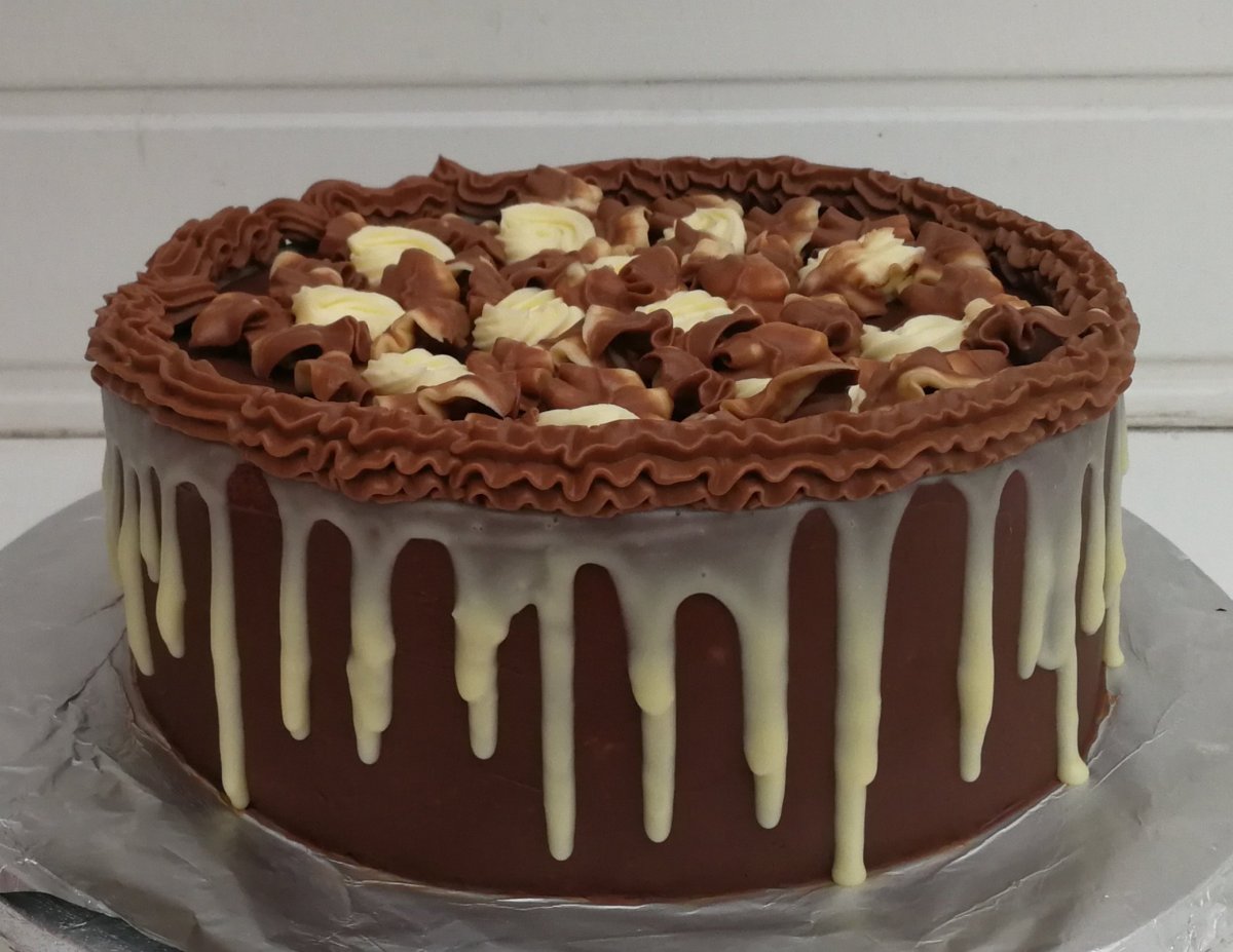 Банановый торт с клубникой