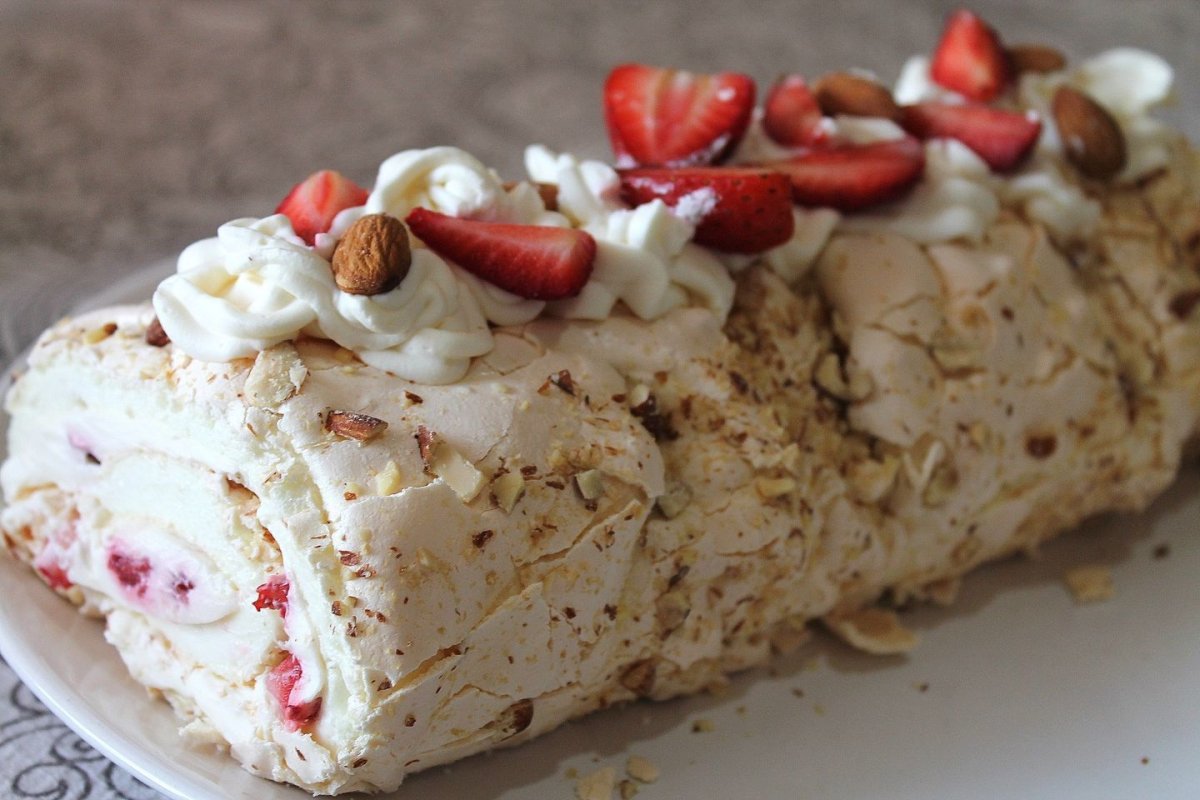 Меренговый рулет манго маракуйя