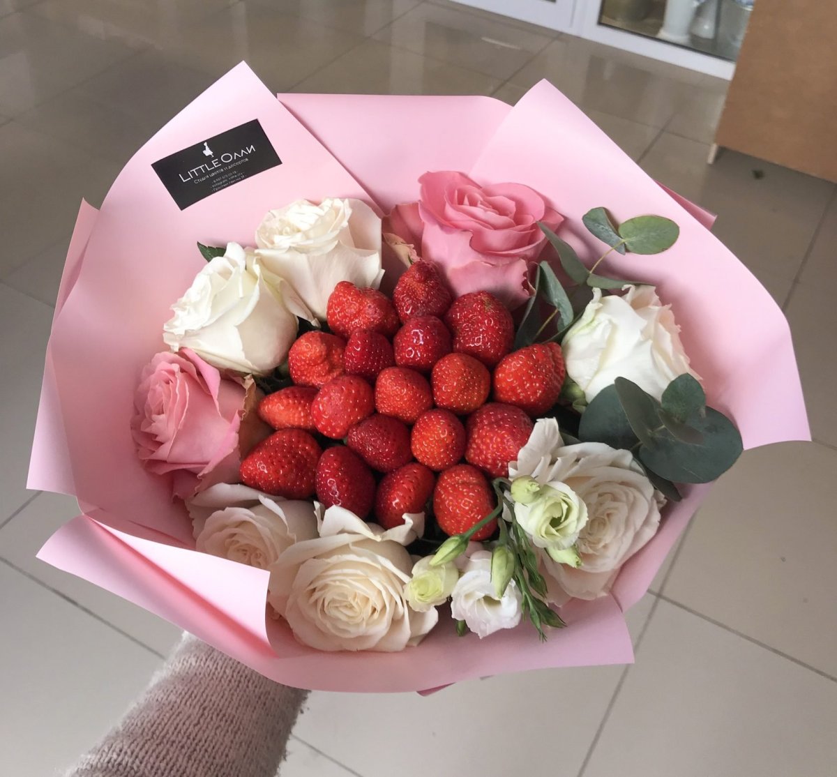 Клубника с цветами в коробке