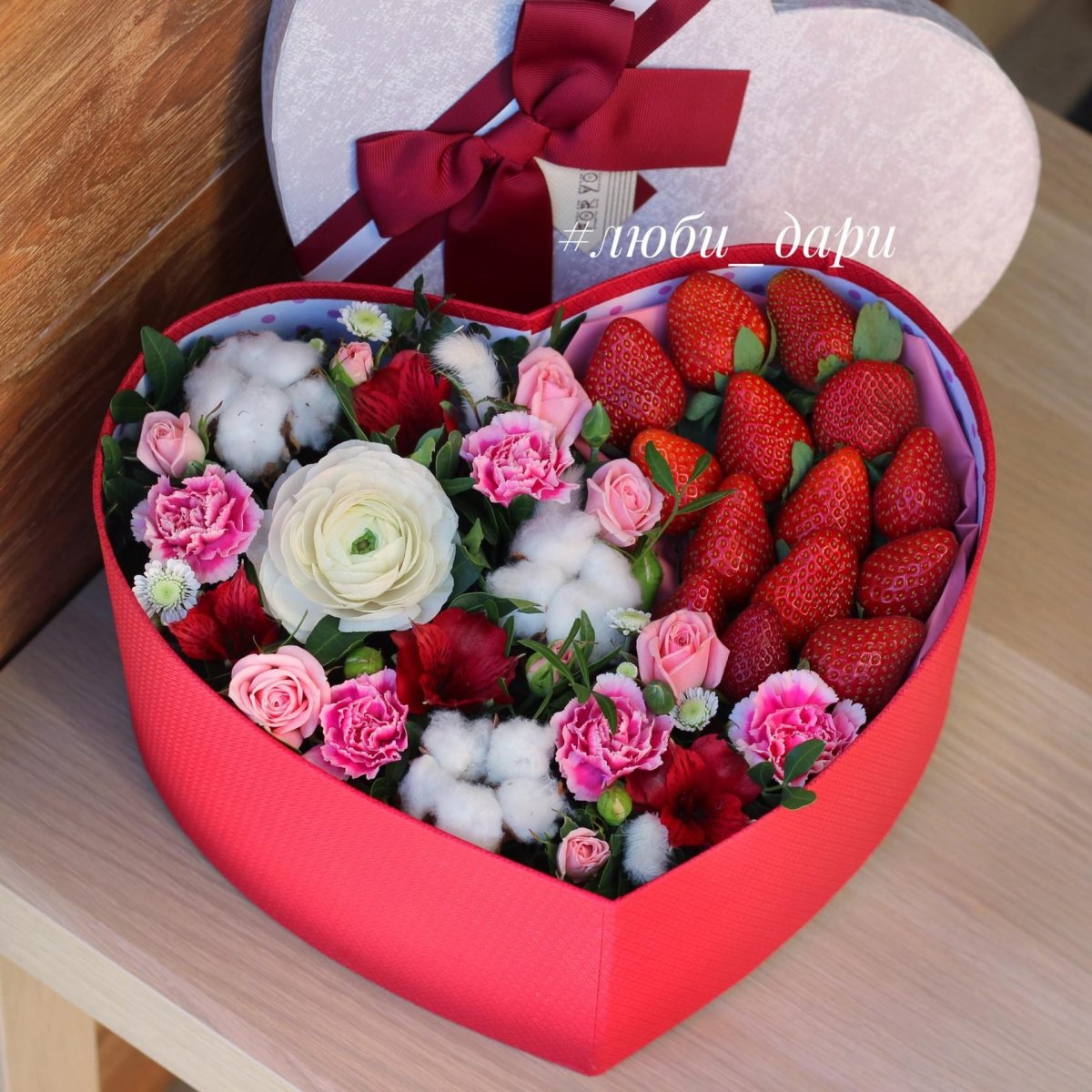 Коробочка с клубникой и цветами