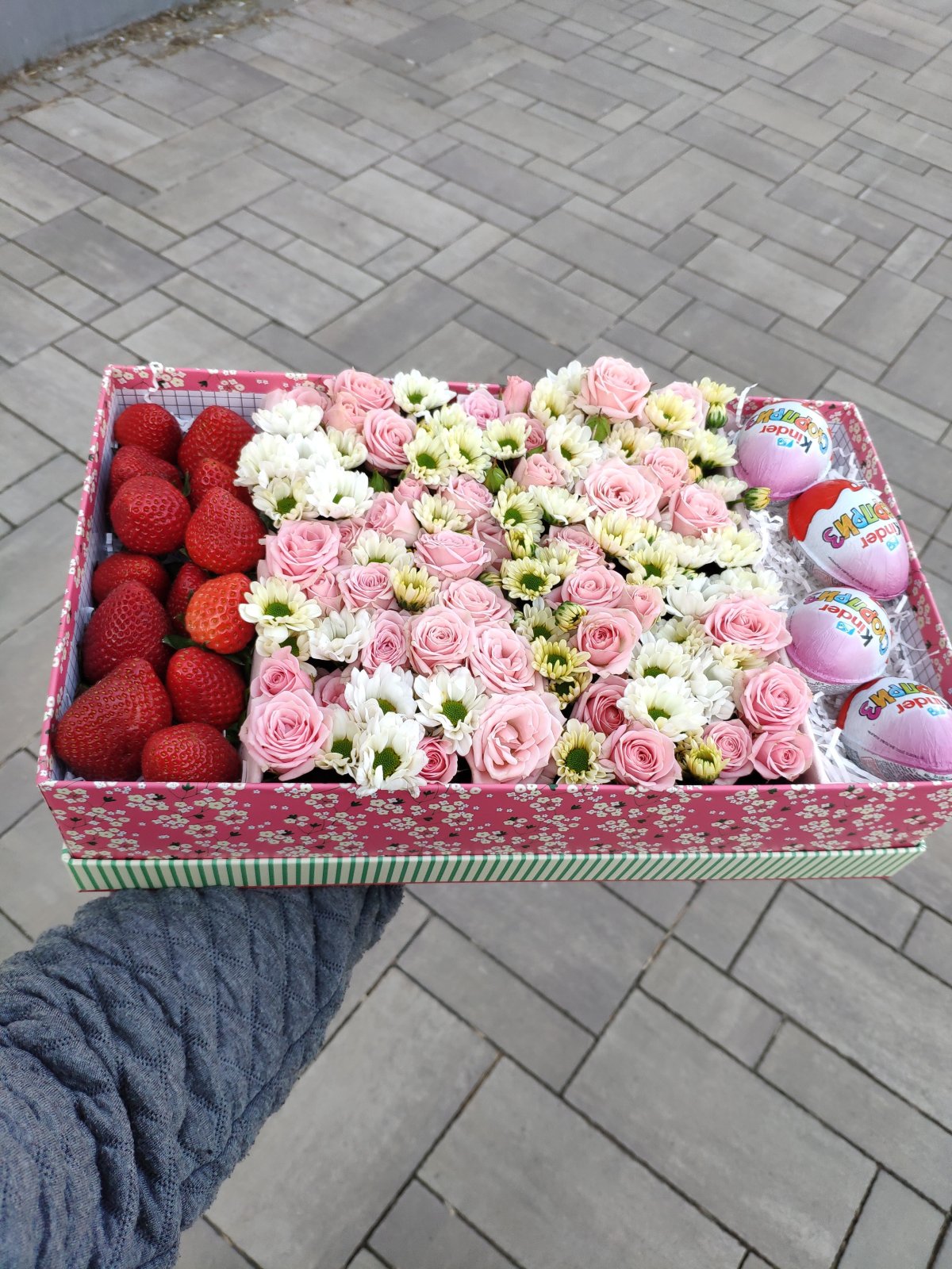 Цветочные коробки с клубникой