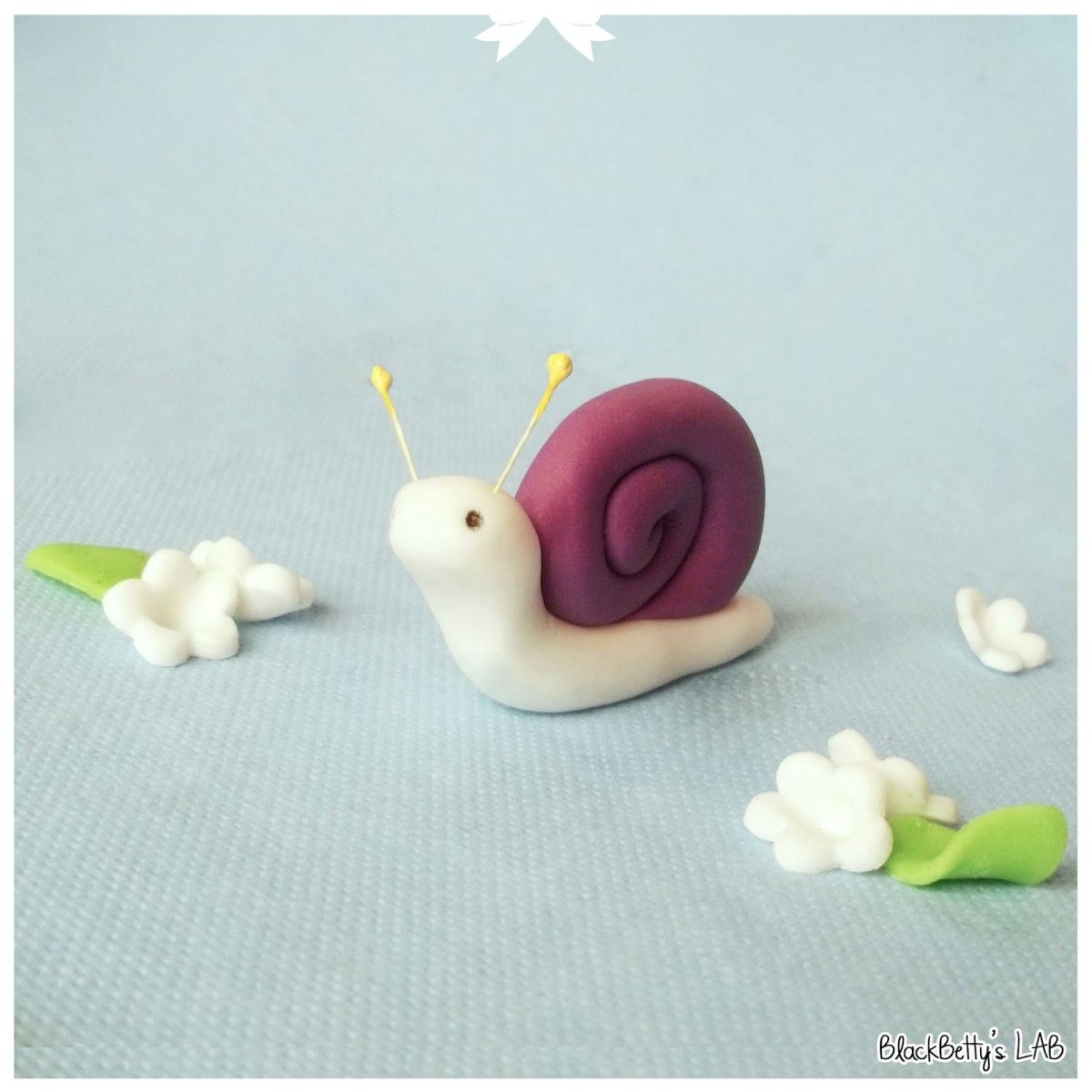 Фигурка из мастики улитка
