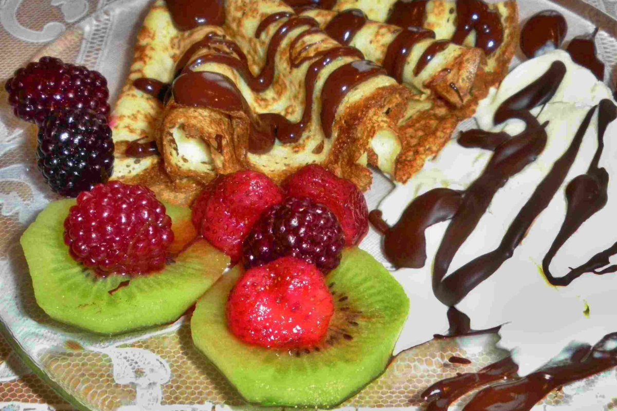 Блинчики с Нутеллой и бананом и клубникой