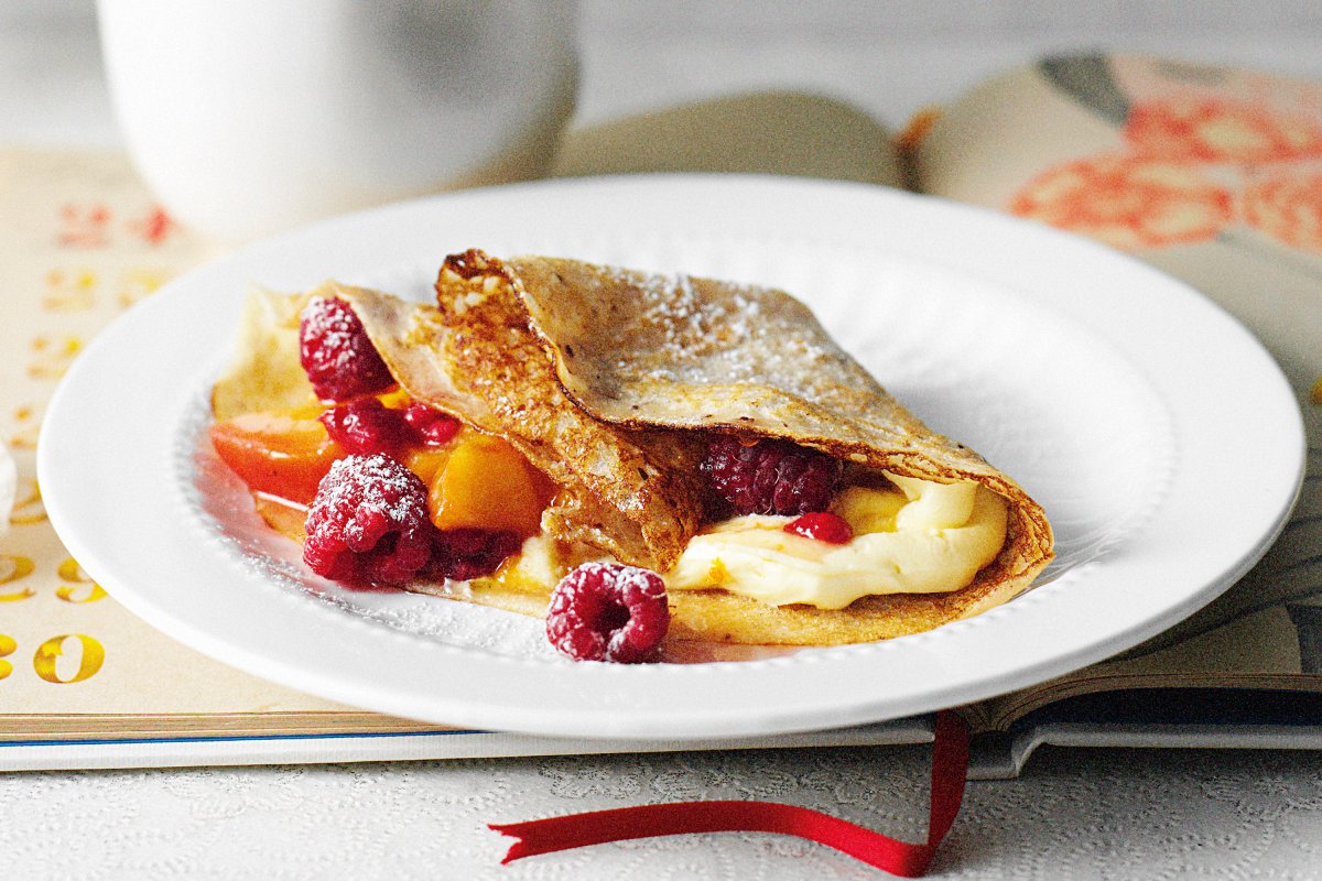 Блинный рулет с клубникой и маскарпоне