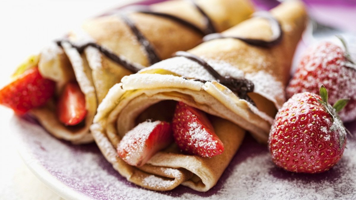 Блинный торт с маскарпоне и клубникой