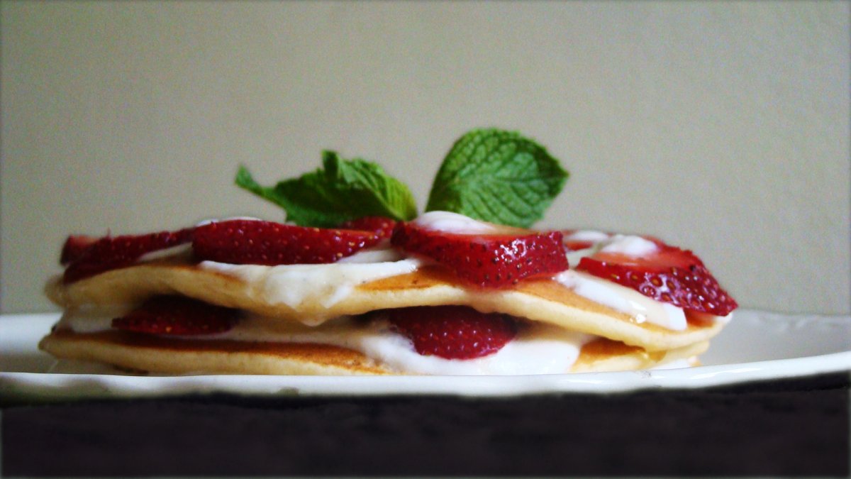 Блинчики с творогом и клубникой