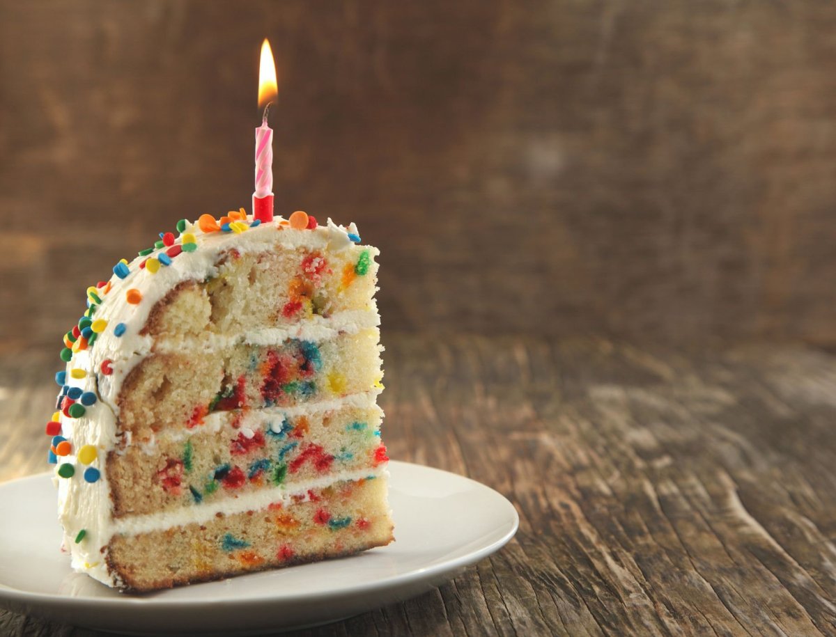 Пирожное со свечой на день рождения