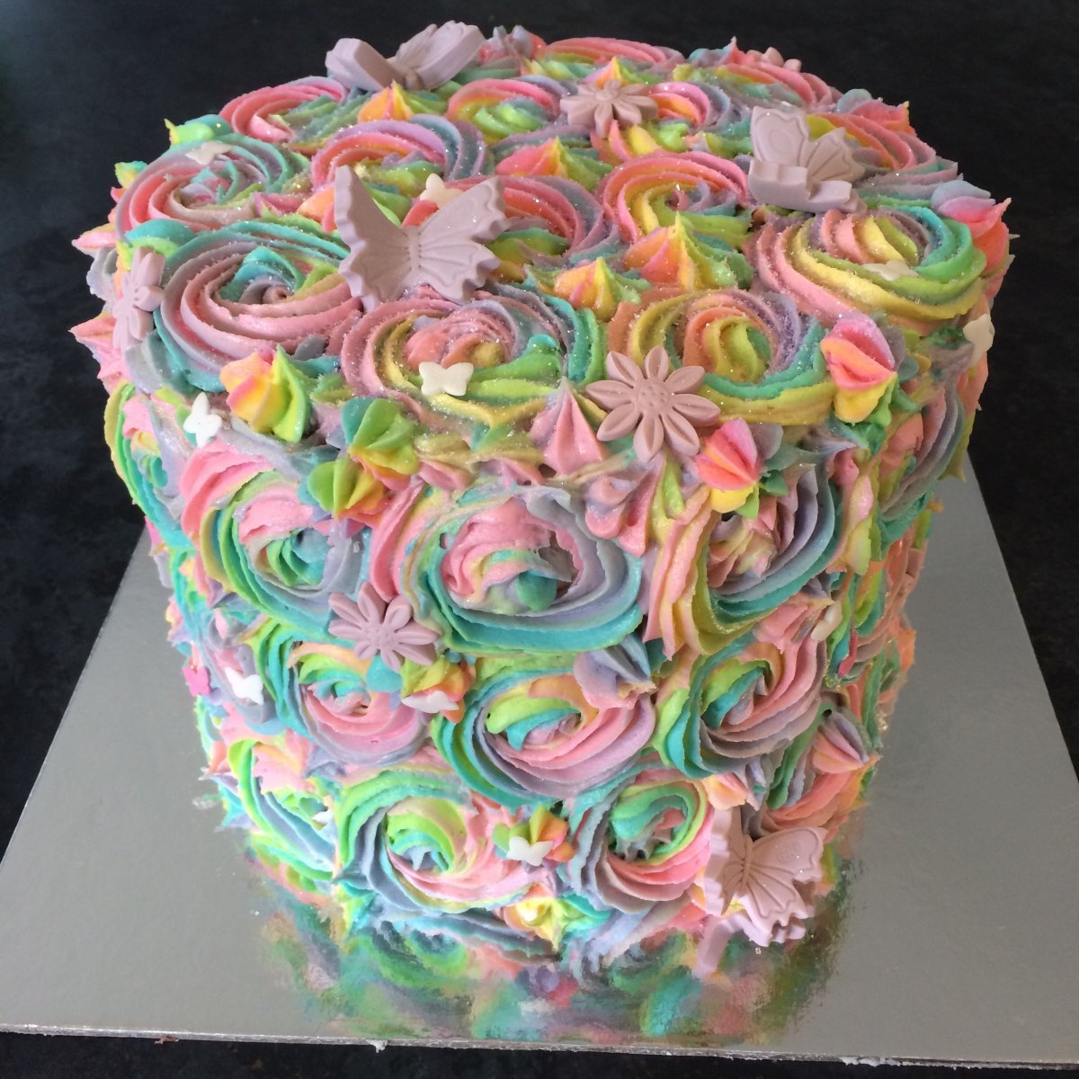 Торт с размазанным кремом разноцветный