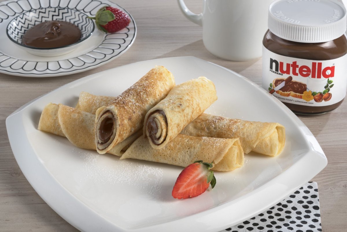 Блинчики с Нутеллой и бананом и клубникой