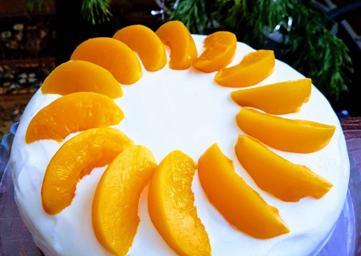 Торт с меренгами и персиками
