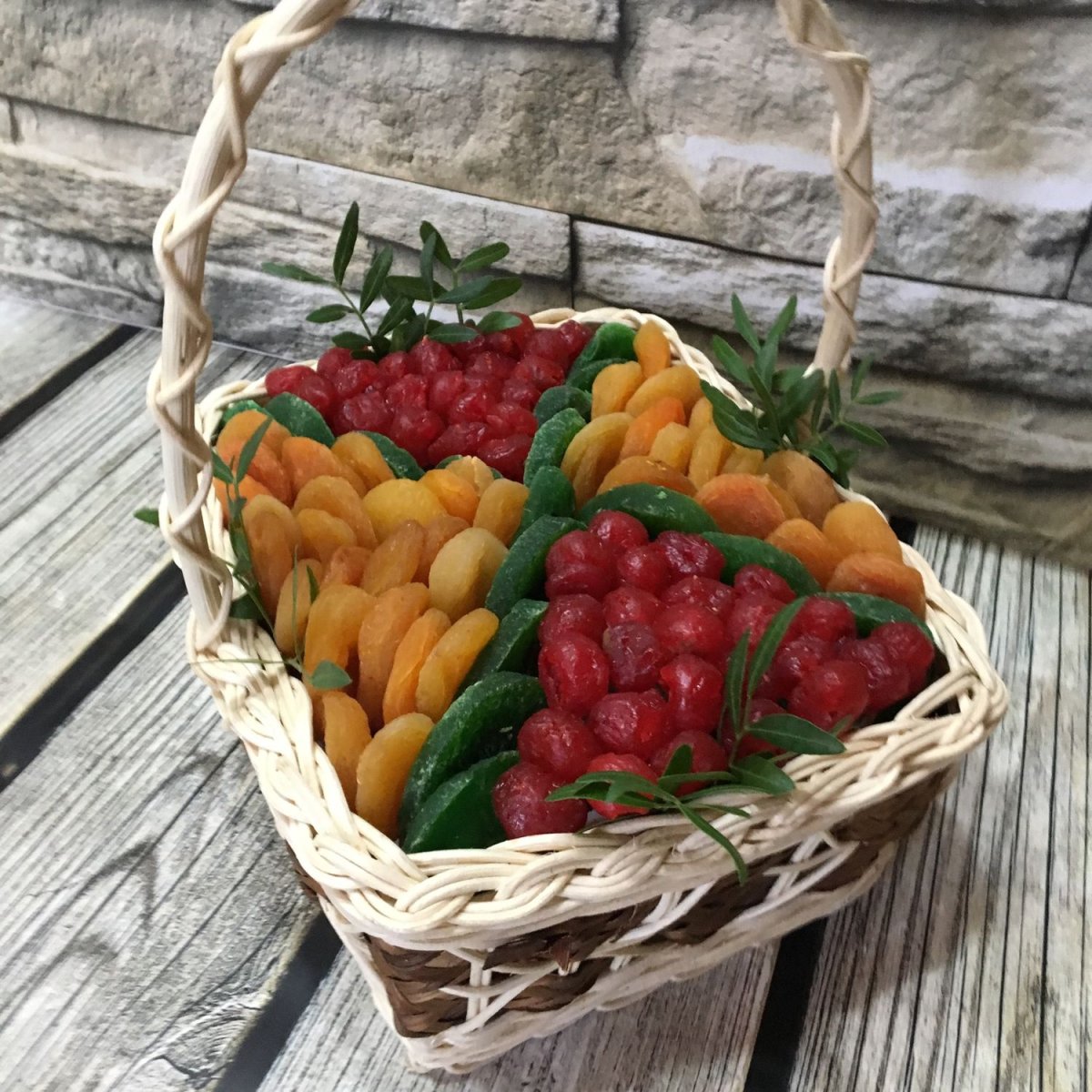 Корзина с фруктами