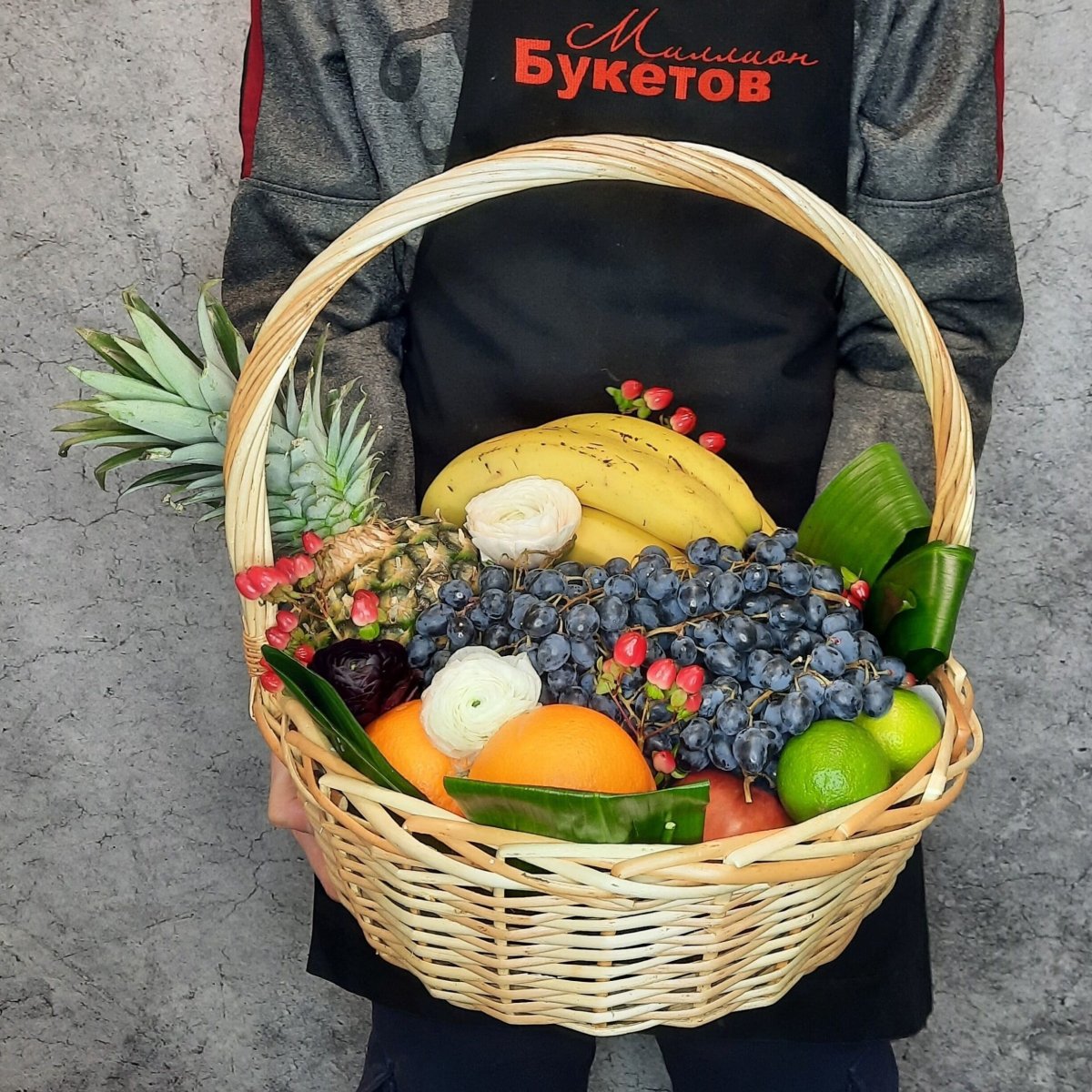 Коробка с осенними фруктами и