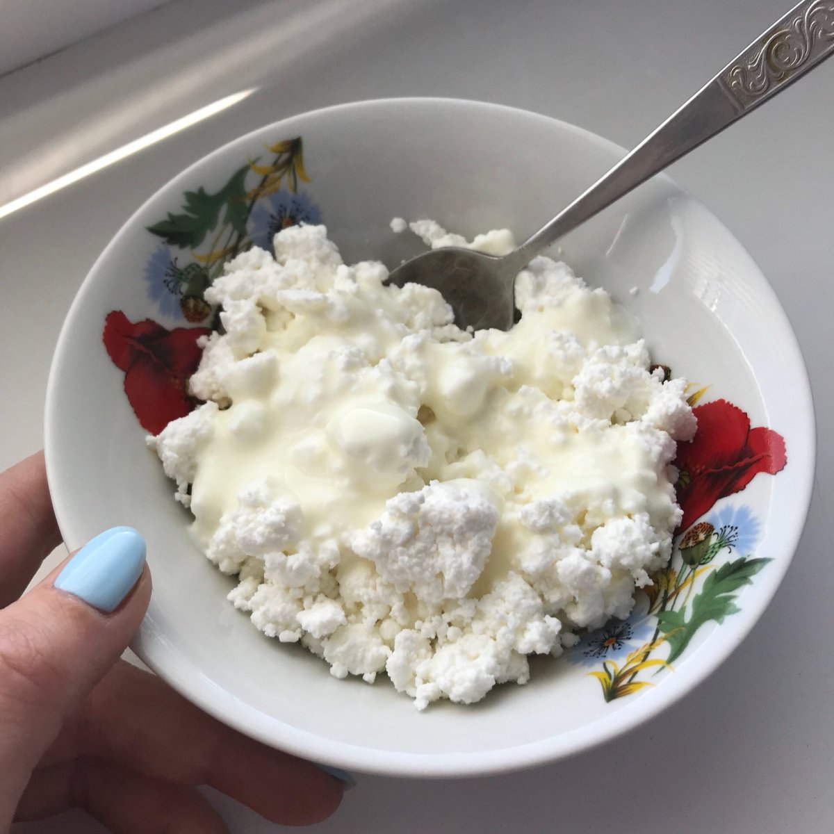 Творог с клубникой и сметаной