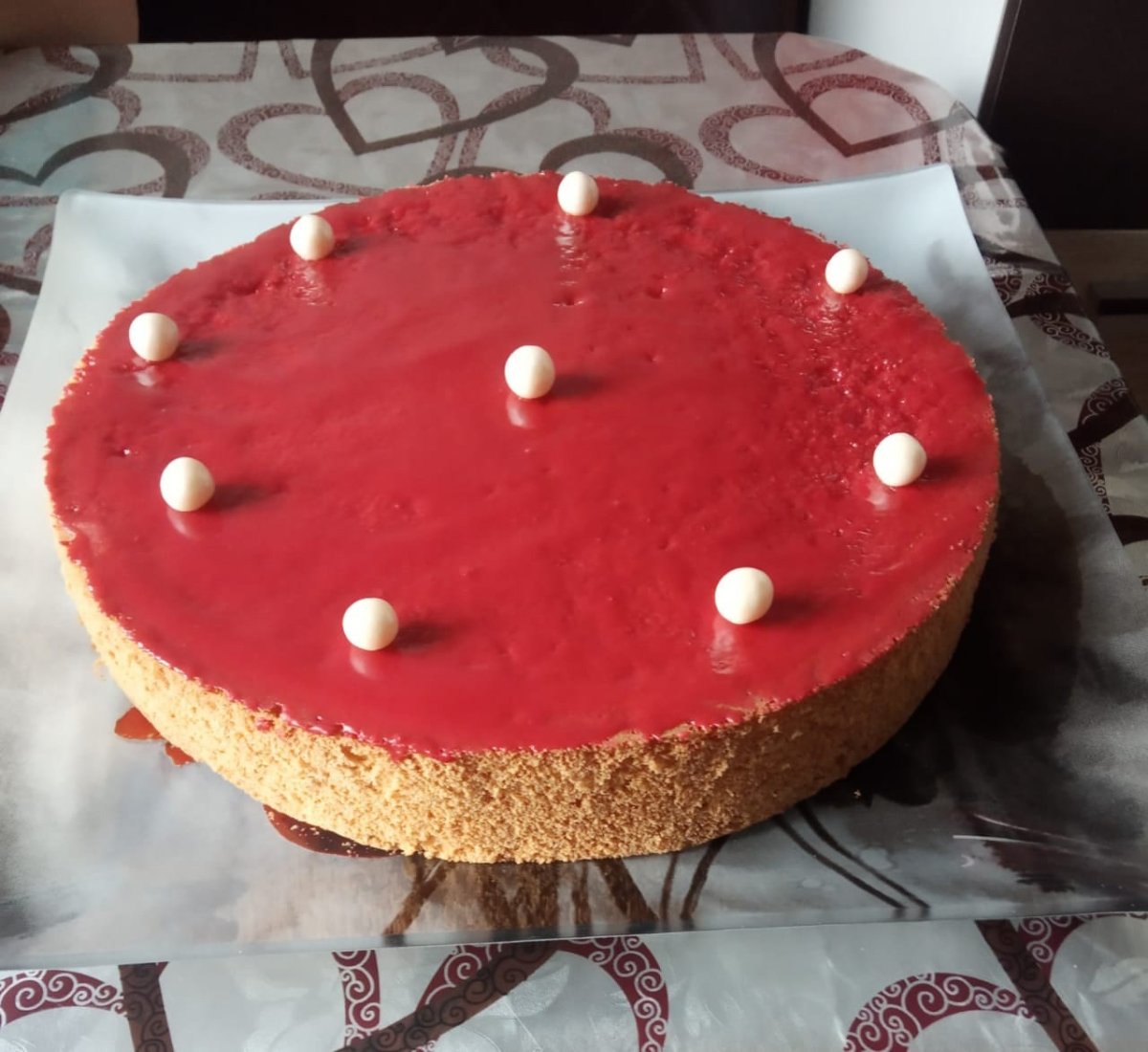 Украшение торта клубникой и сливками