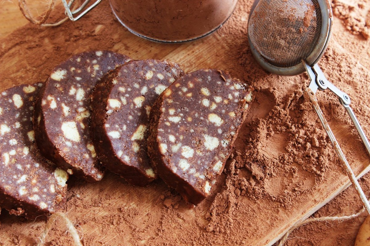 Сладкая колбаска с орехами