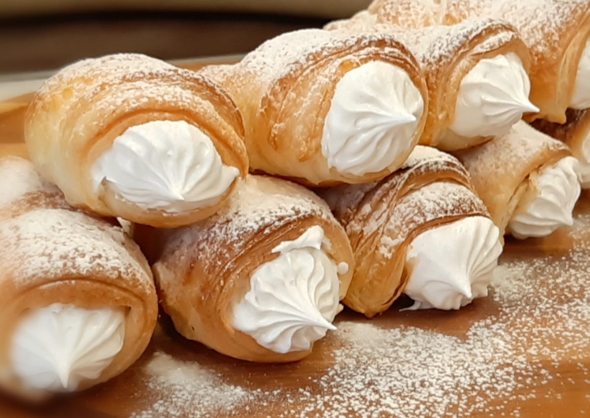 Пирожное трубочка с белковым кремом