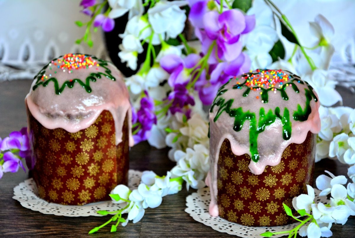 Пасхальные яйца и куличи