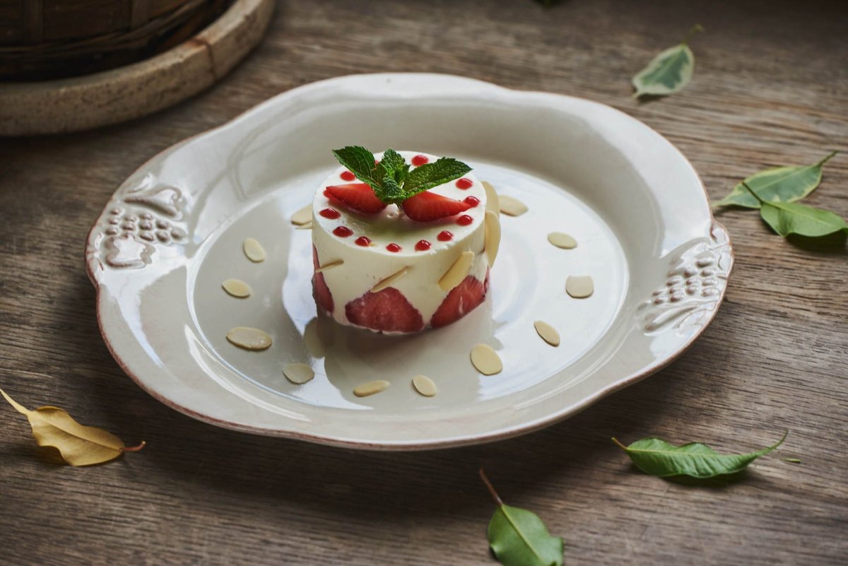 Блины с клубникой и взбитыми сливками