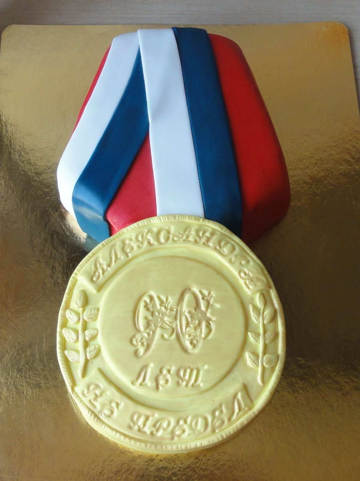Торт медаль из крема