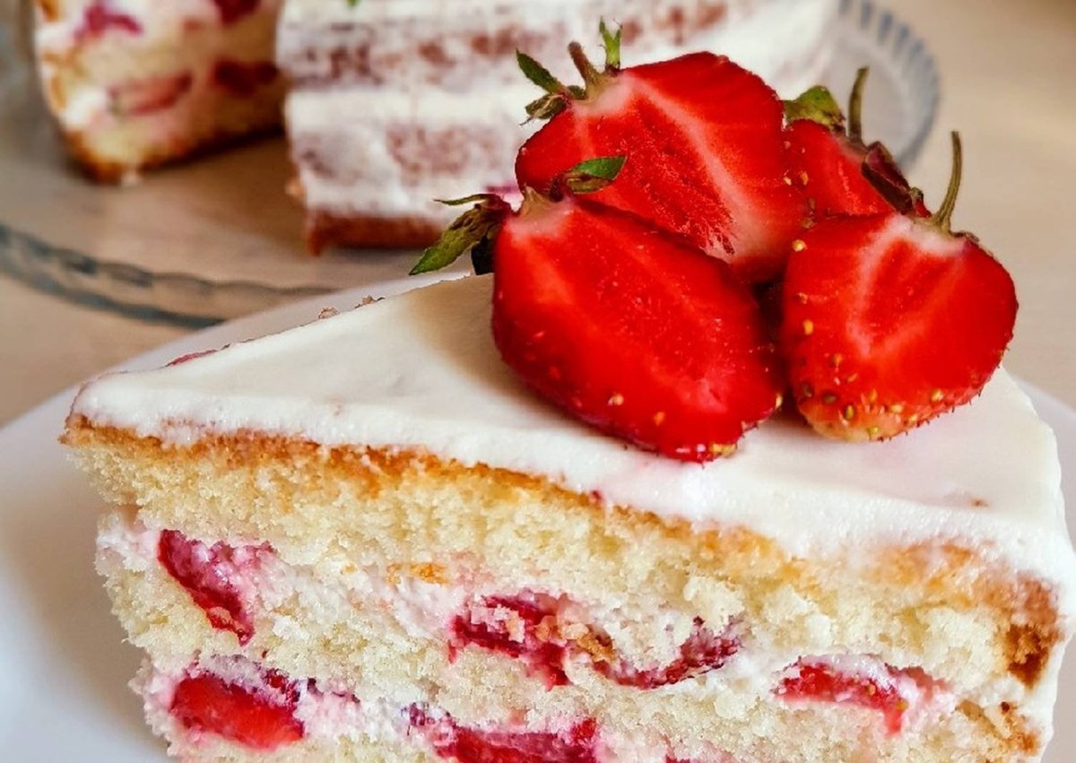 Пирог шарлотка с клубникой