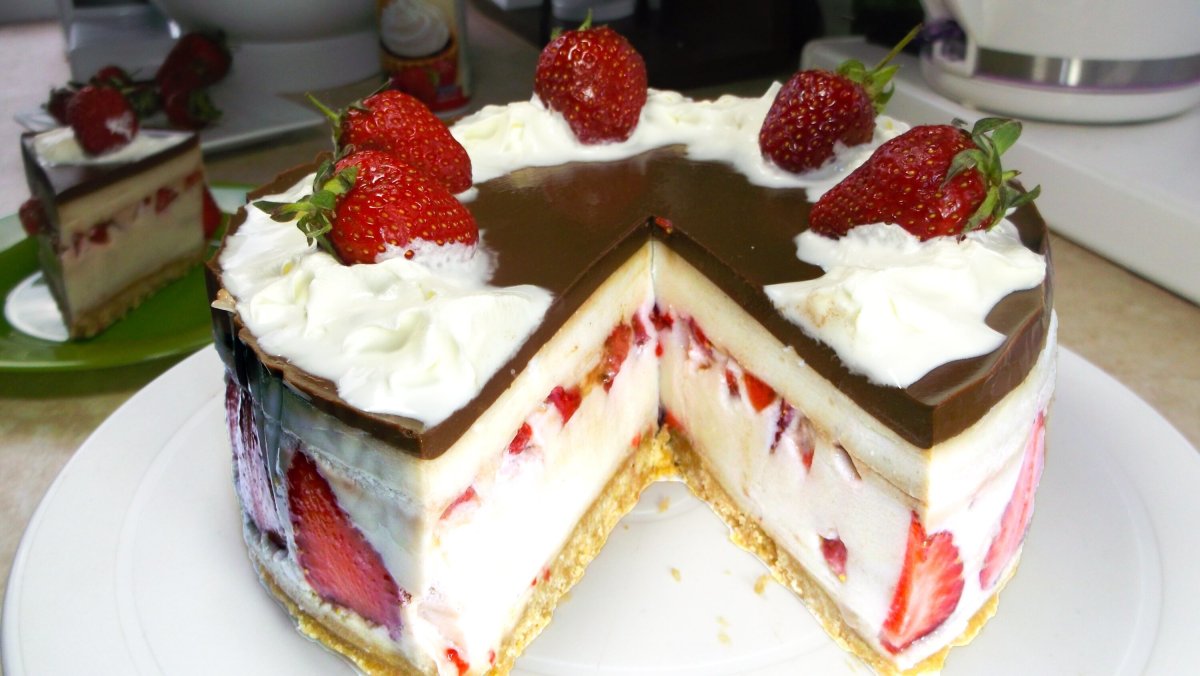 Чизкейк украшенный клубникой