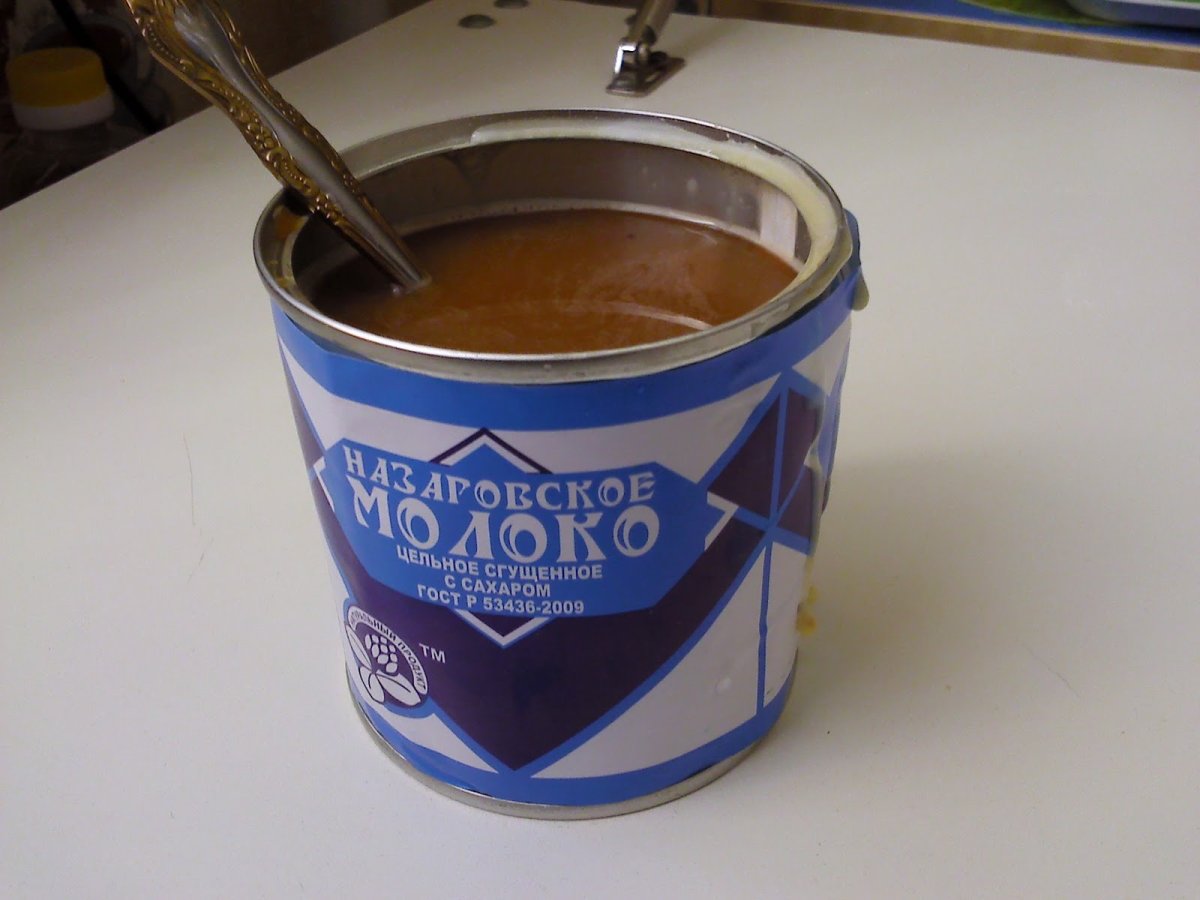 Сгущенное молоко в тарелке