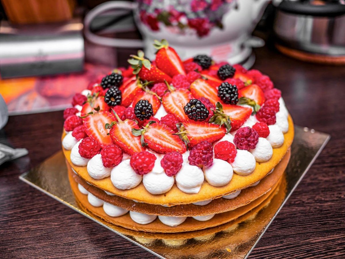 Торт с медовыми коржами и кремом чиз