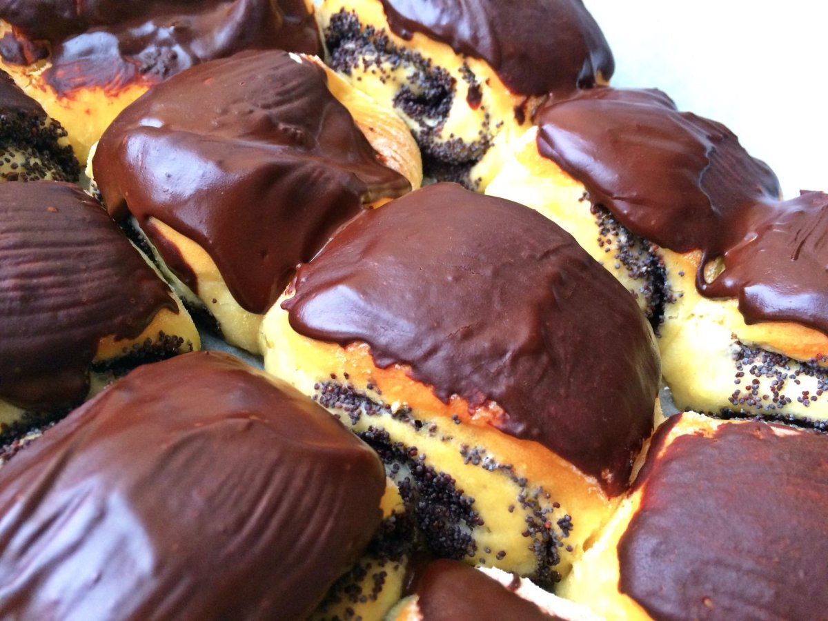 Булочка Устрица с маком и шоколадом