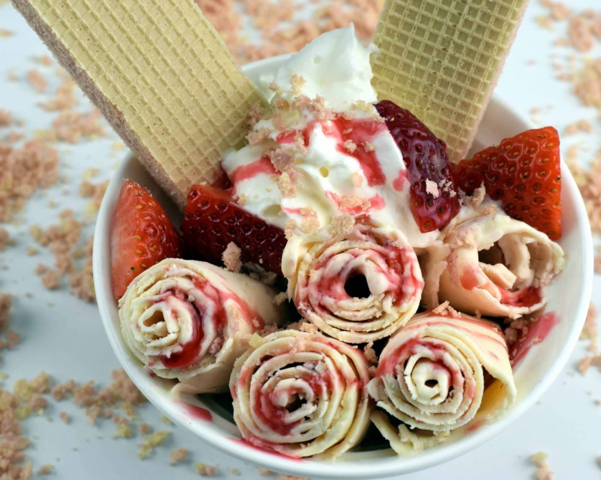 Рулетики с клубникой