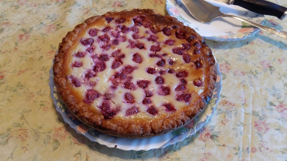 Фото пирога с яблоками и клубникой
