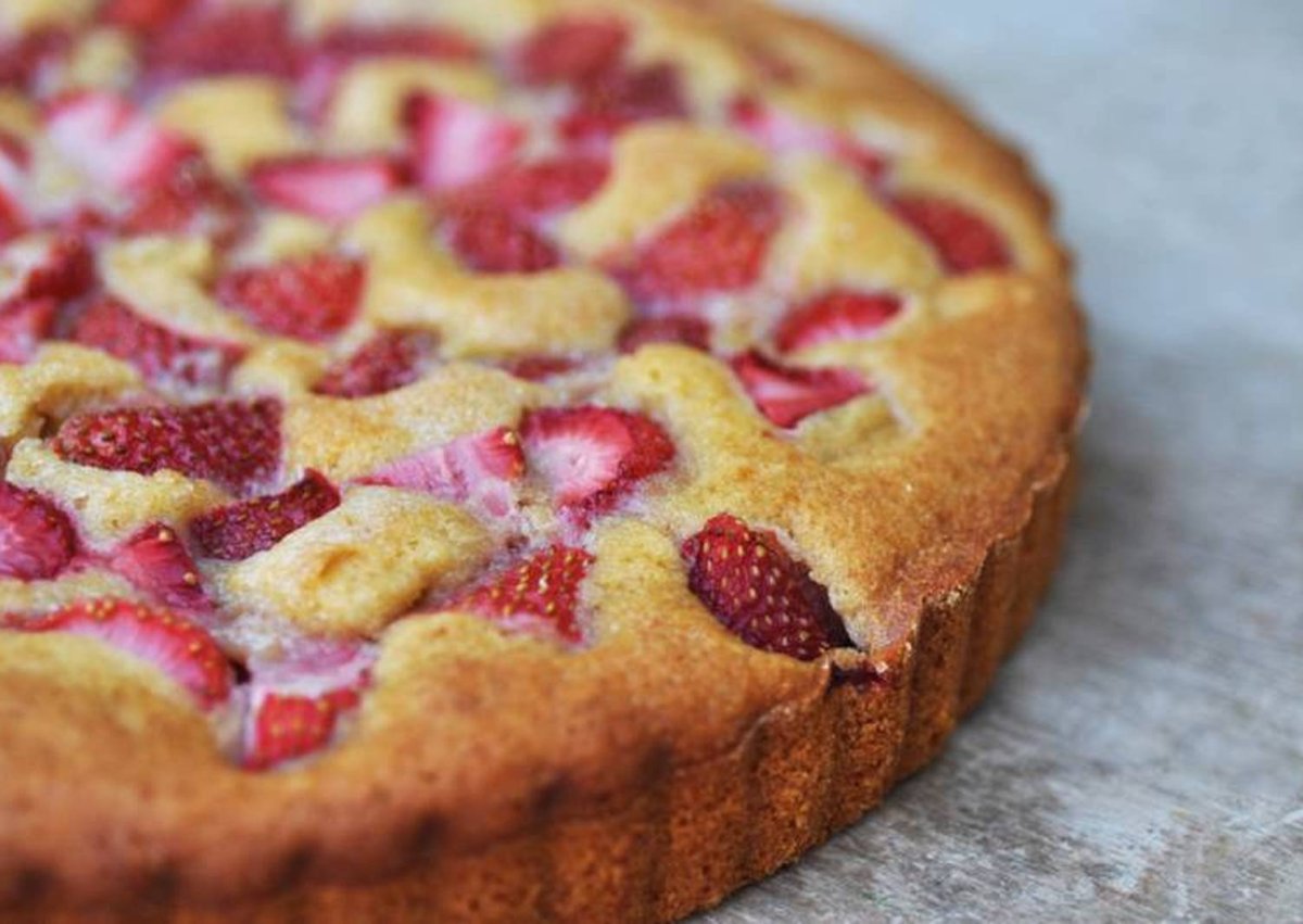 Заливной пирог с клубникой