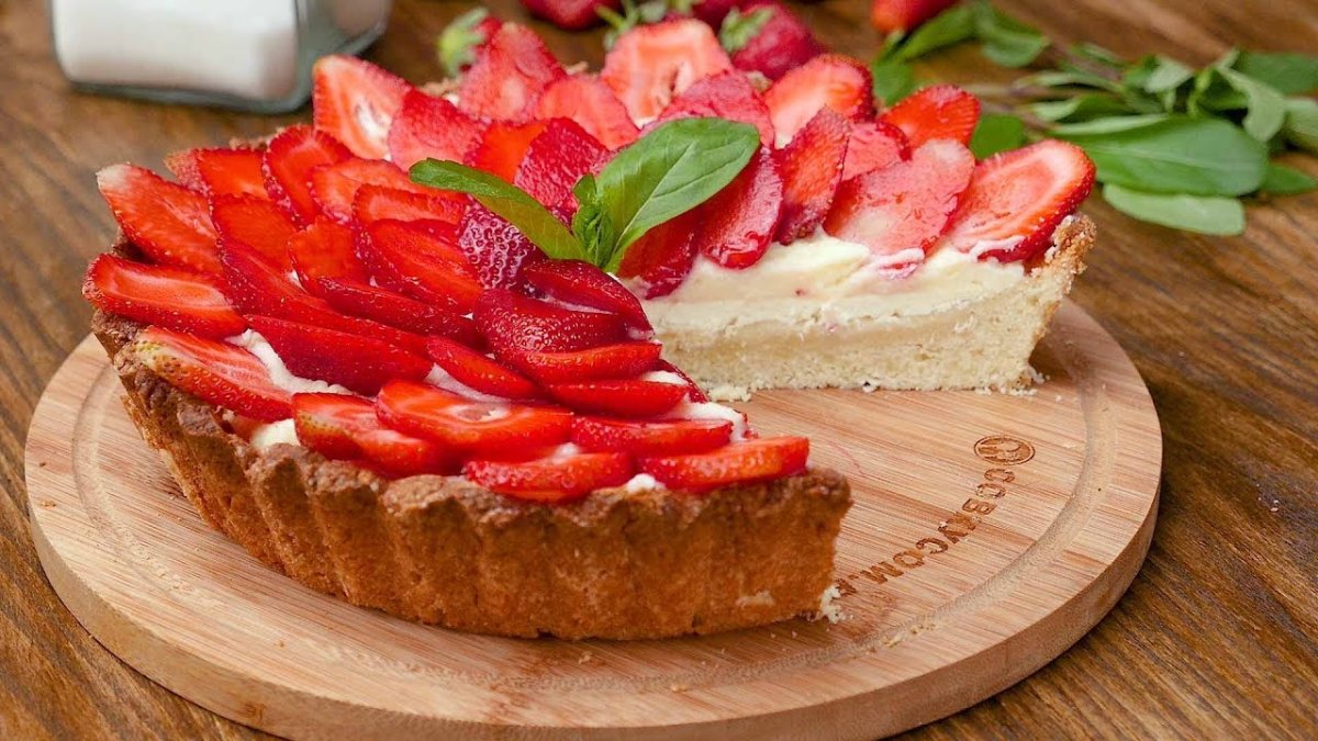 Украсить пирог клубникой