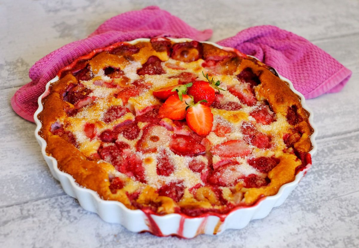 Пирог с творогом и клубникой