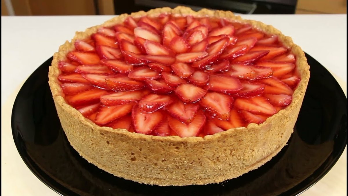 Летний пирог с клубникой