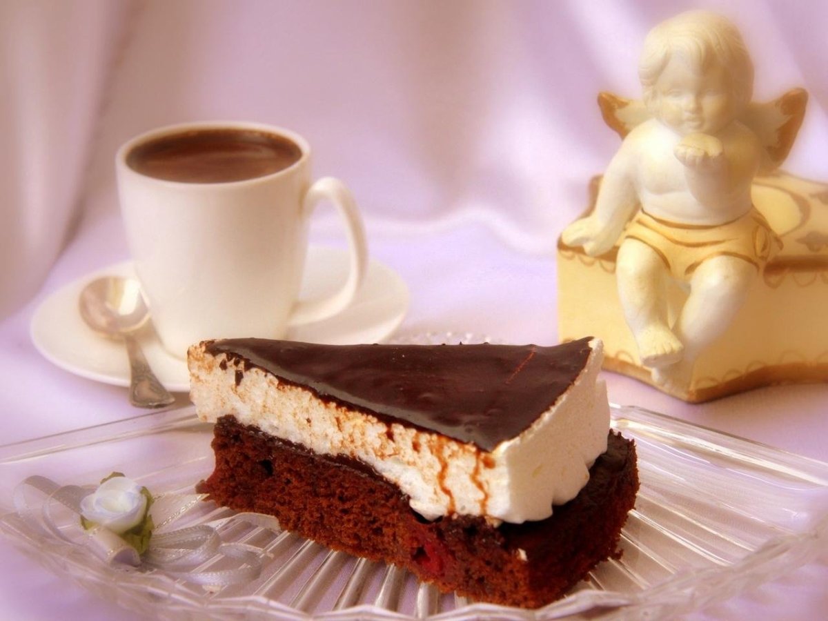 Кусок торта и кофе