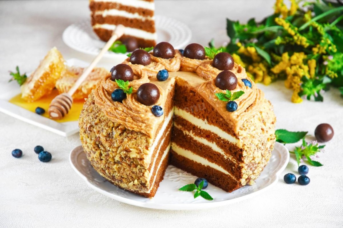 Слоеный медовик с черносливом