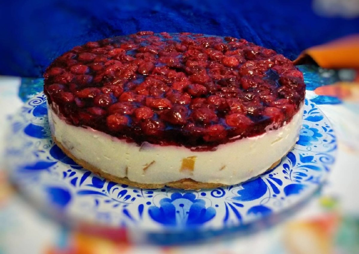 Торт муссовый клубничный чизкейк