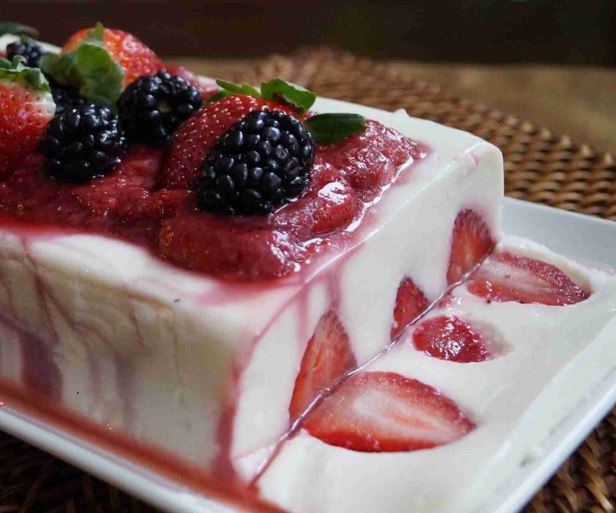 Чизкейк с клубникой и творогом