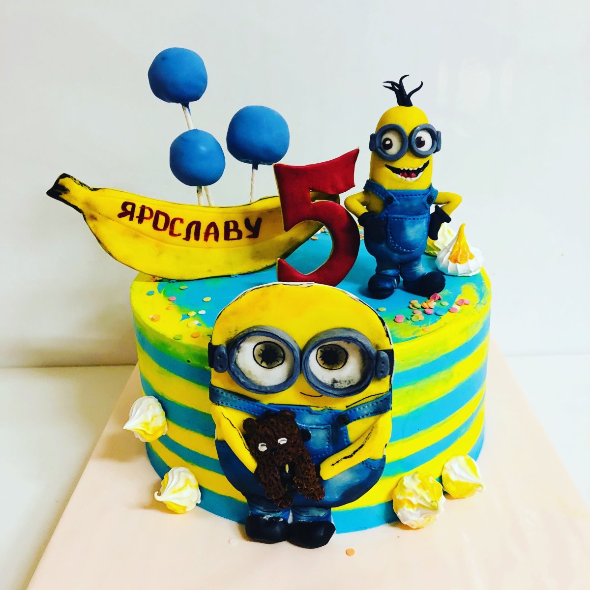 Торт с миньонами для мальчика