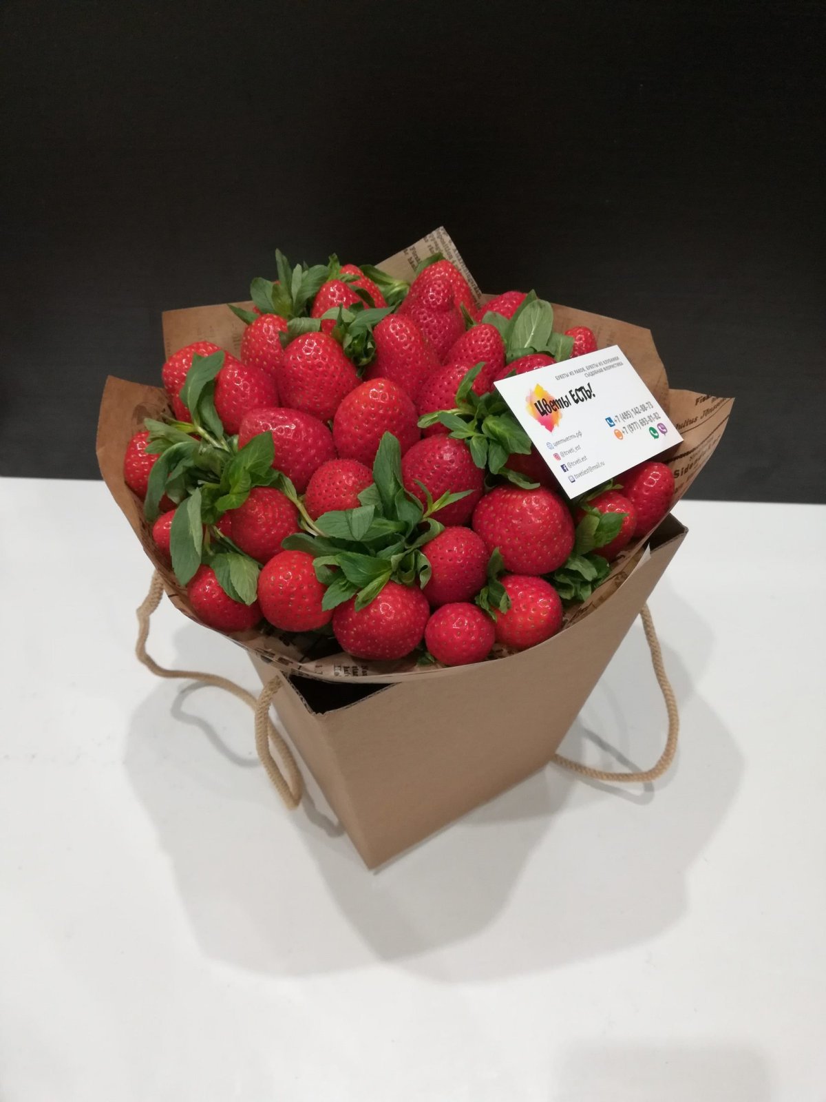 Букет из клубники с розами
