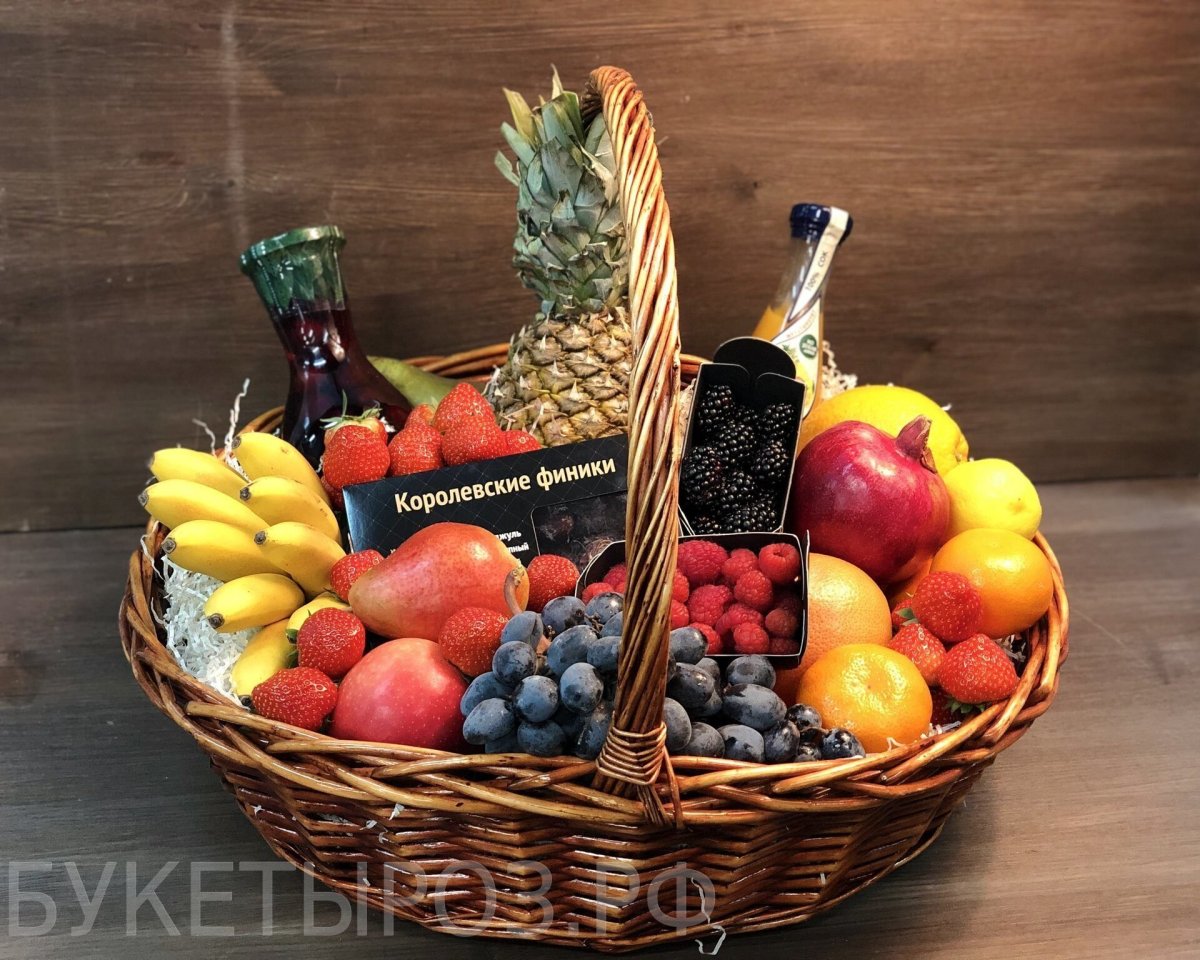 Корзина с фруктами и сырами