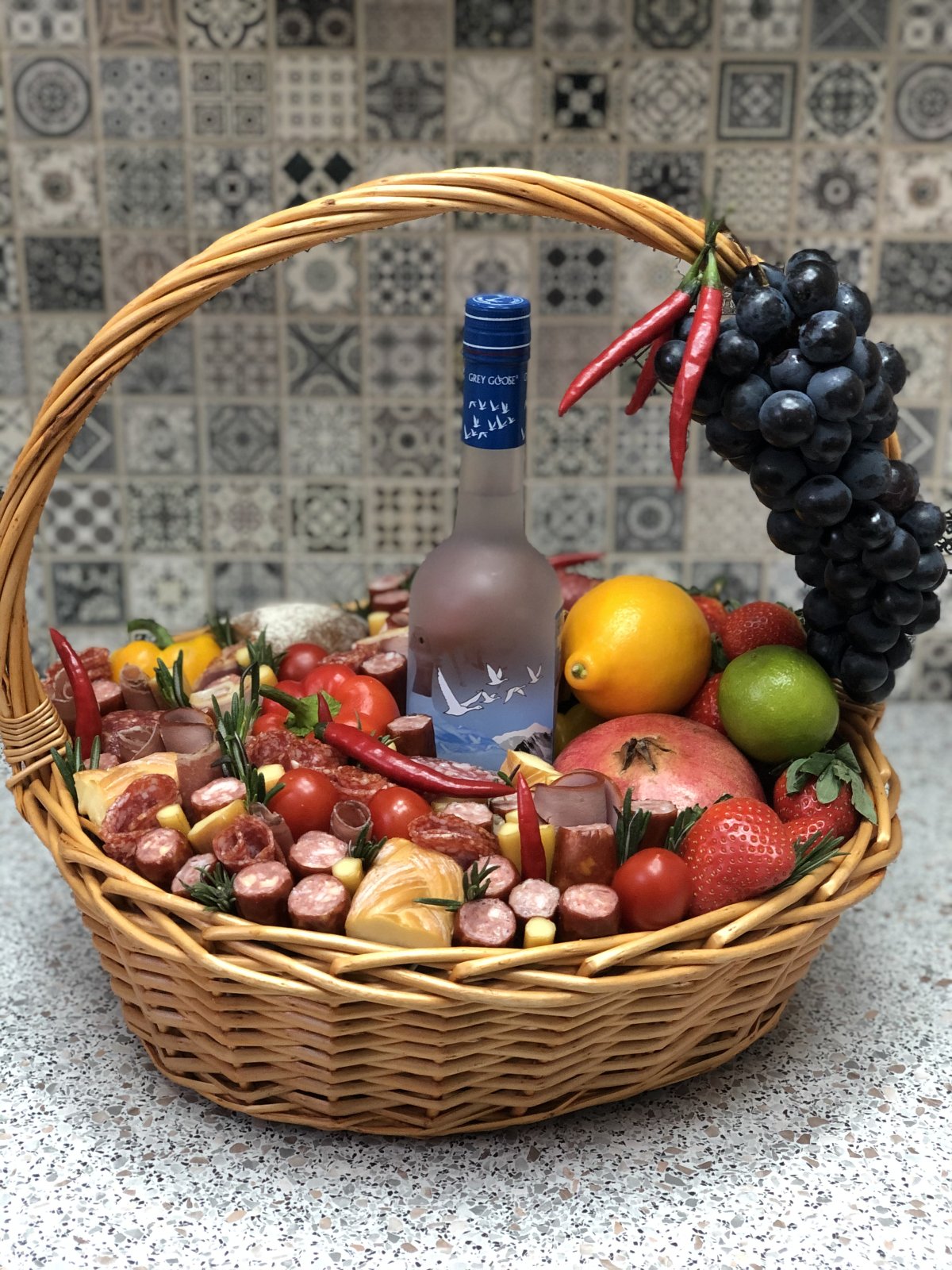 Корзина с фруктами и шампанским