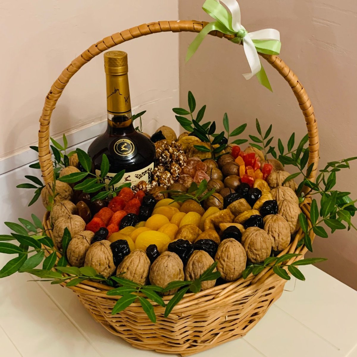 Корзина с фруктами и вином мужчине