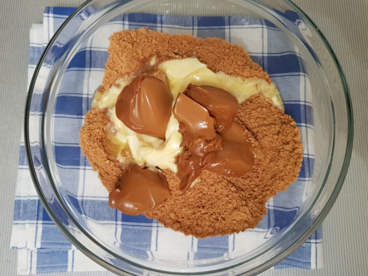 Десерт из овсяного печенья и сгущенки