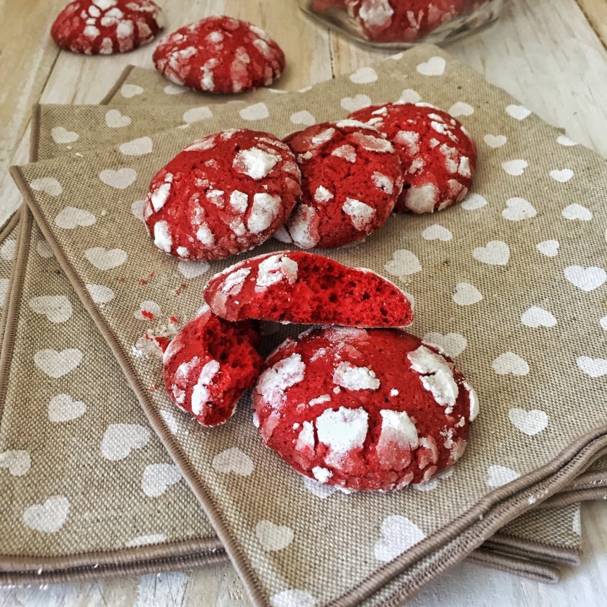 Красное печенье с белой серединой