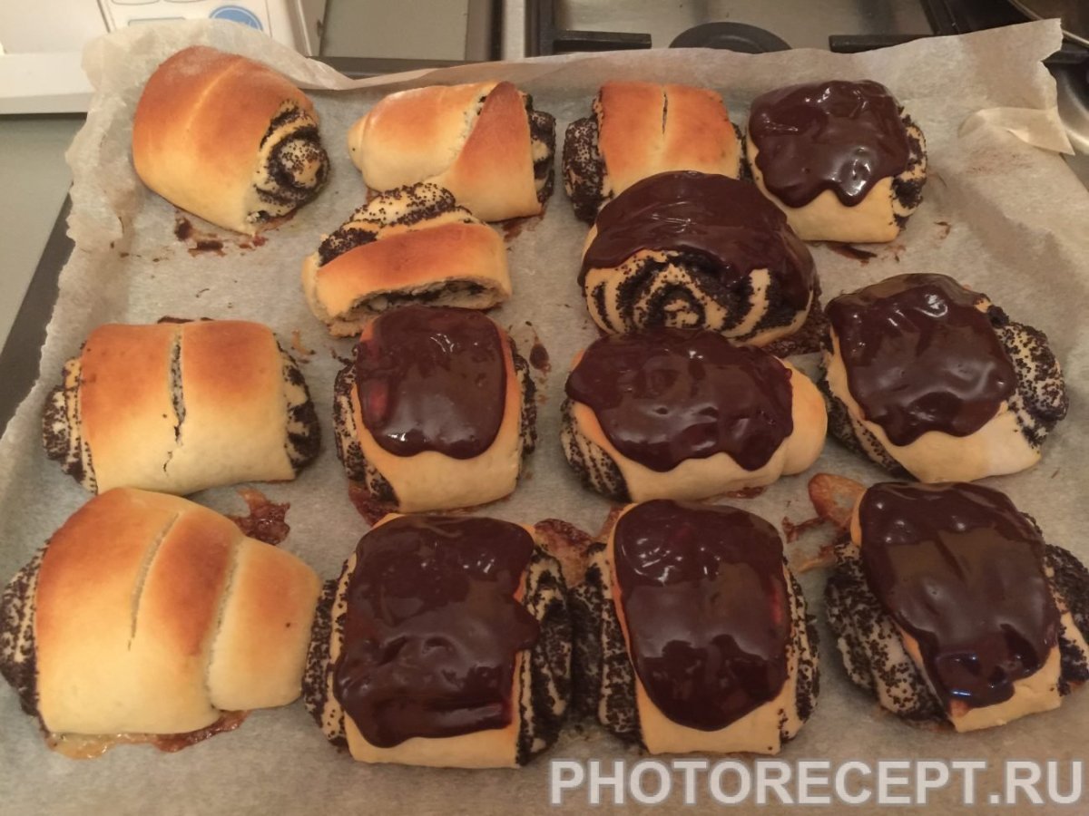 Булочка с маком и шоколадной глазурью
