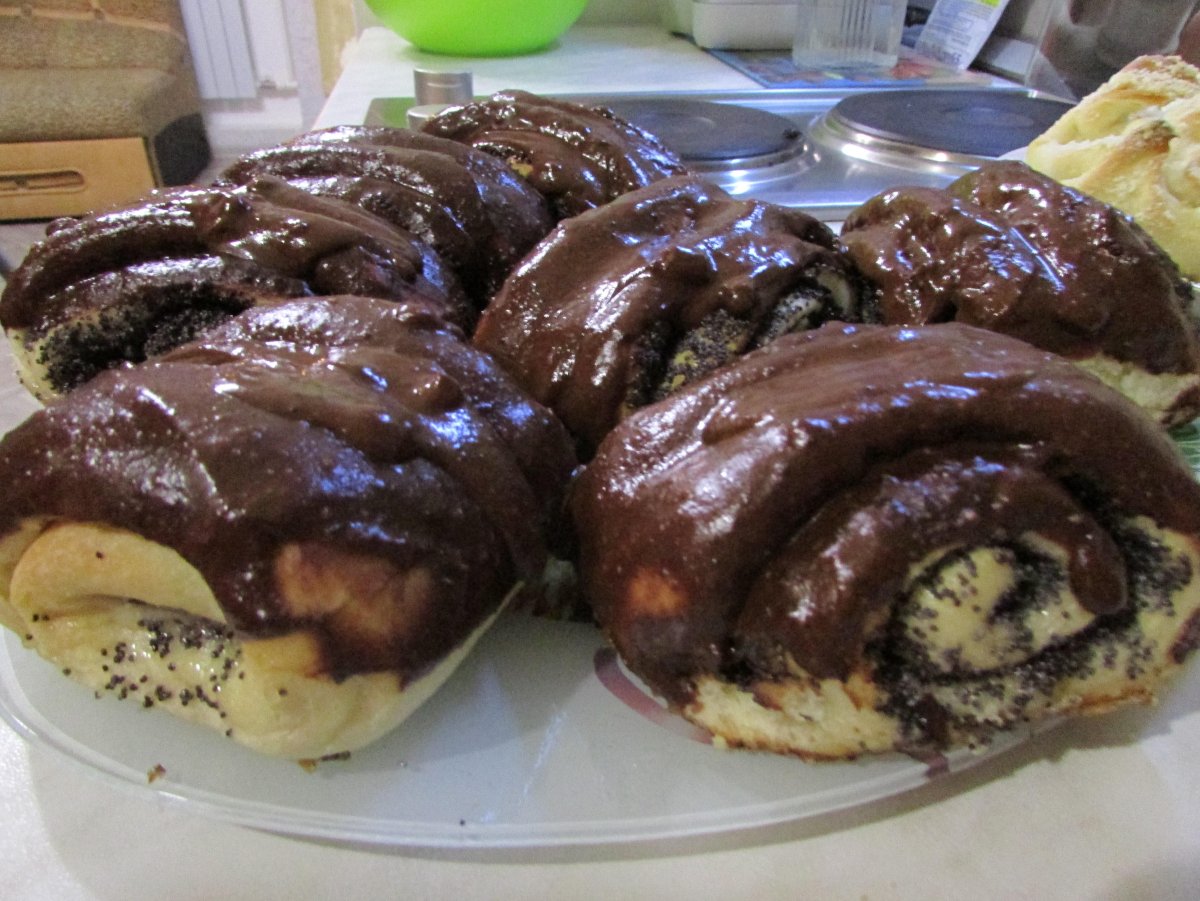 Булочка с маком и шоколадом