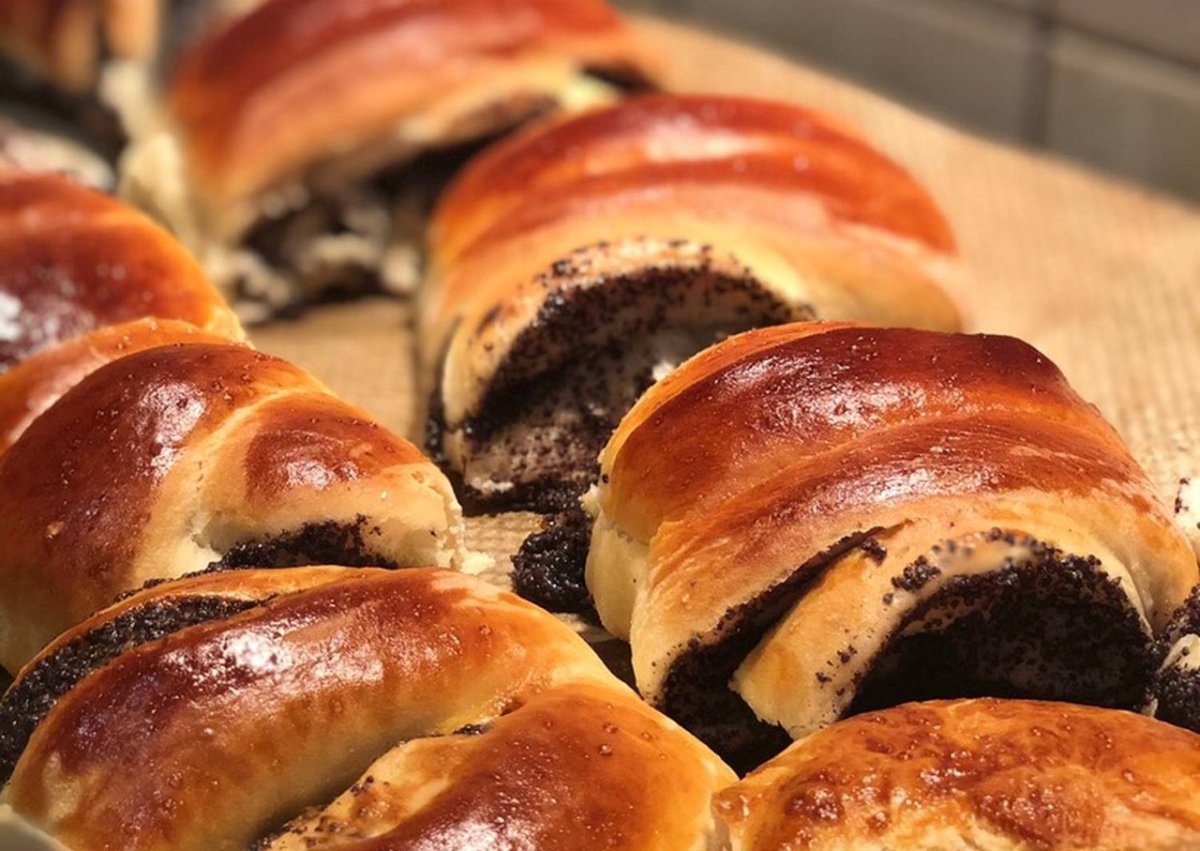 Булка с маком и шоколадной глазурью